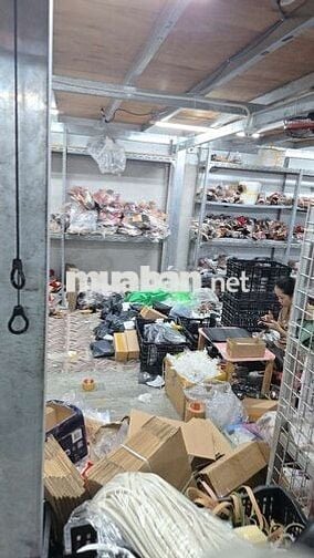nữ Live tream bán dép