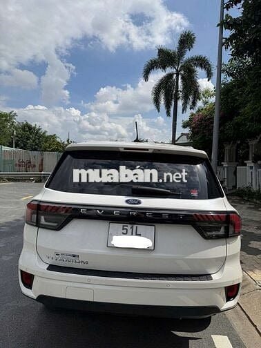 Ford Everest Titanium 2023 Trắng 7 chỗ
