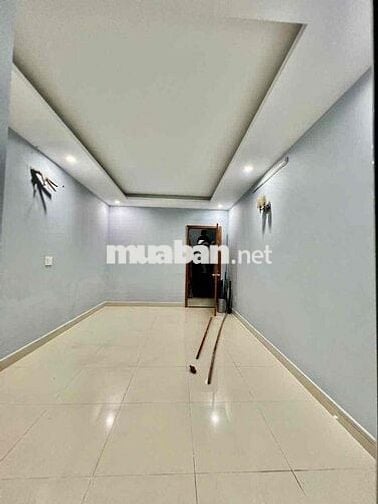 Cho Thuê Nhà Sân Rộng DT 6x20 1Trệt 3Lầu 4Pn 5Wc Đường Tải Ngã Tư Ga