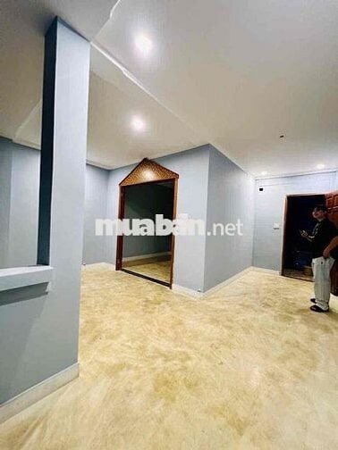 Cho Thuê Nhà Sân Rộng DT 6x20 1Trệt 3Lầu 4Pn 5Wc Đường Tải Ngã Tư Ga