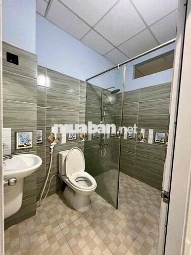 Cho Thuê Nhà Sân Rộng DT 6x20 1Trệt 3Lầu 4Pn 5Wc Đường Tải Ngã Tư Ga