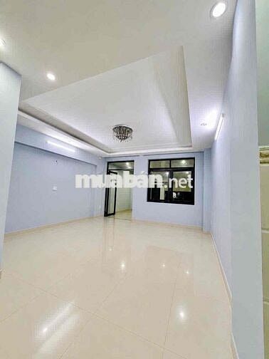 Cho Thuê Nhà Sân Rộng DT 6x20 1Trệt 3Lầu 4Pn 5Wc Đường Tải Ngã Tư Ga