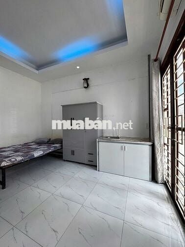 Phòng cho thuê có bancol cửa sổ trời gần công viên làng hoa