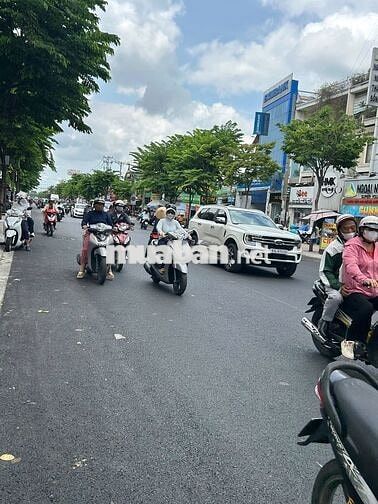 Bán gấp mặt tiền Phạm Hùng,P10,Q8,ngang lớn 5.5x17m,4lau,HĐ thuê 40tr