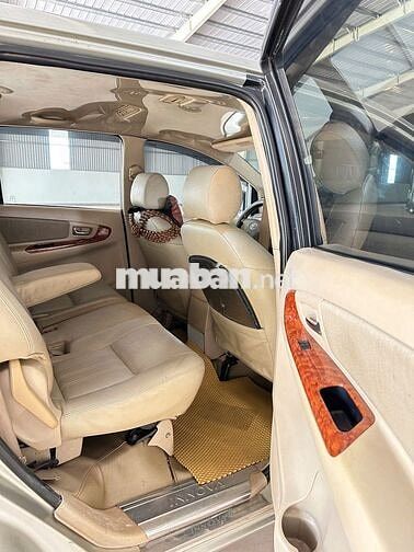 Toyota Innova 7 chỗ màu Bạc