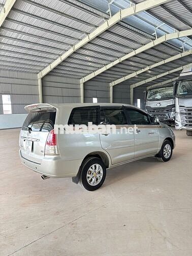 Toyota Innova 7 chỗ màu Bạc