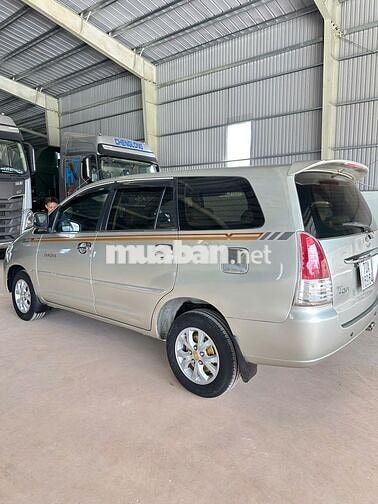 Toyota Innova 7 chỗ màu Bạc