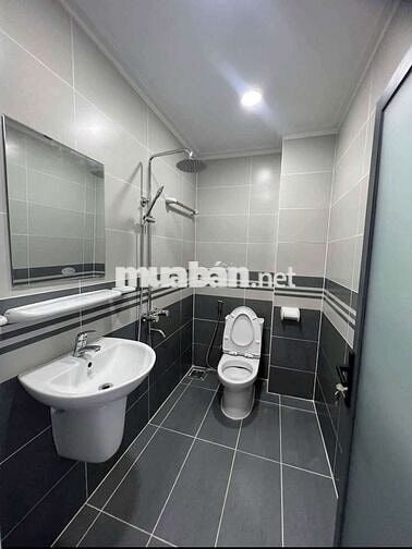 NHÀ SẠCH TRỆT, 3 LẦU, 5PN, 5WC, ĐƯỜNG XE TẢI, GẦN ỦY BAN THẠNH XUÂN 
