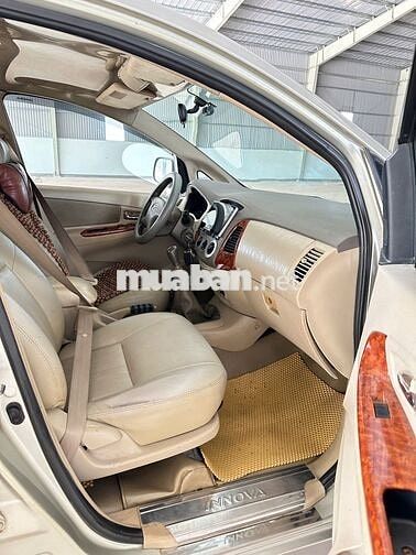 Toyota Innova 7 chỗ màu Bạc