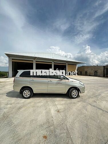 Toyota Innova 7 chỗ màu Bạc