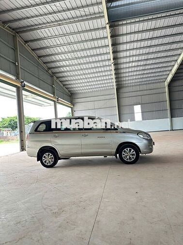 Toyota Innova 7 chỗ màu Bạc