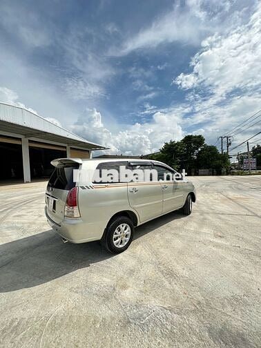 Toyota Innova 7 chỗ màu Bạc