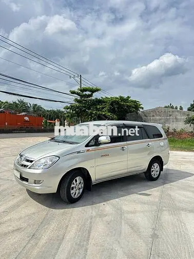 Toyota Innova 7 chỗ màu Bạc