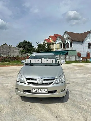 Toyota Innova 7 chỗ màu Bạc