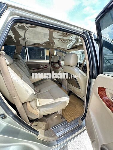 Toyota Innova 7 chỗ màu Bạc