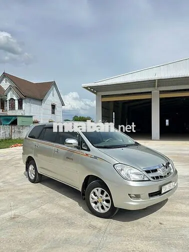 Toyota Innova 7 chỗ màu Bạc