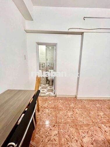 Phòng full nội thất, cửa sổ trời