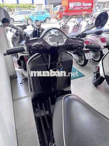 Piaggio Vespa Super GTS 125 đỏ