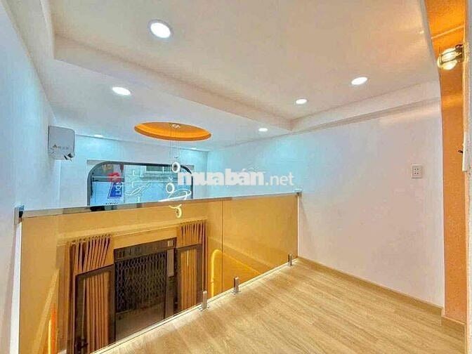 giảm kịch khung 700tr nhà đẹp ngang hẻm xe hơi ránh sát mặt tiền