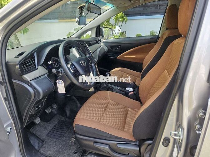 Toyota Innova 2.0E 2019 Số sàn Bạc