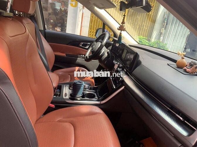 Kia Carnival màu xanh, máy dầu 2022