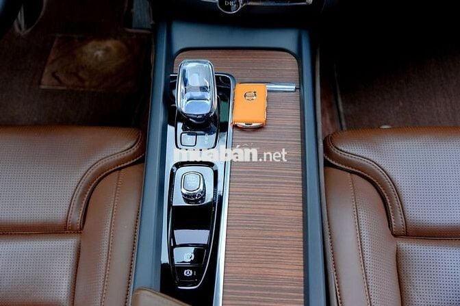 Volvo XC60 B6 2023 Xám Titan Nhập khẩu
