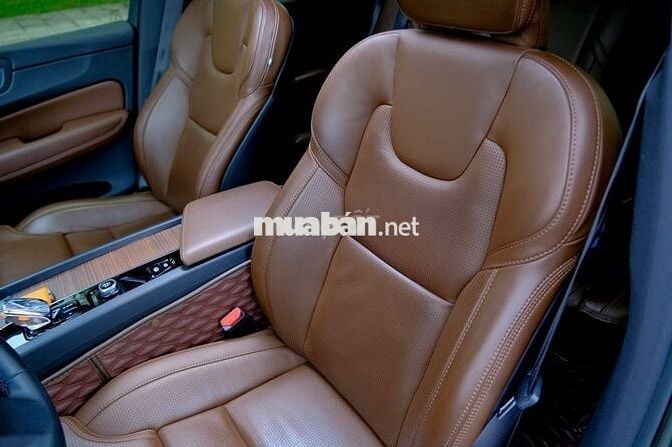 Volvo XC60 B6 2023 Xám Titan Nhập khẩu