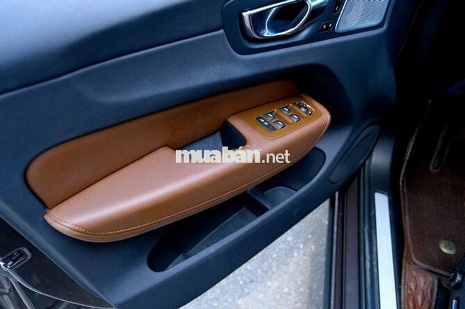 Volvo XC60 B6 2023 Xám Titan Nhập khẩu