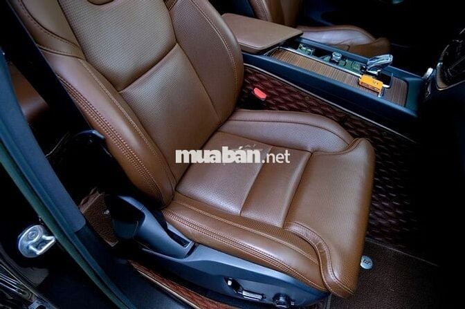 Volvo XC60 B6 2023 Xám Titan Nhập khẩu