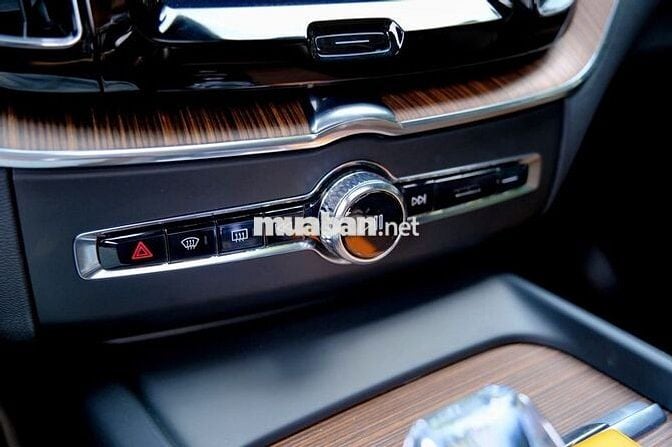 Volvo XC60 B6 2023 Xám Titan Nhập khẩu