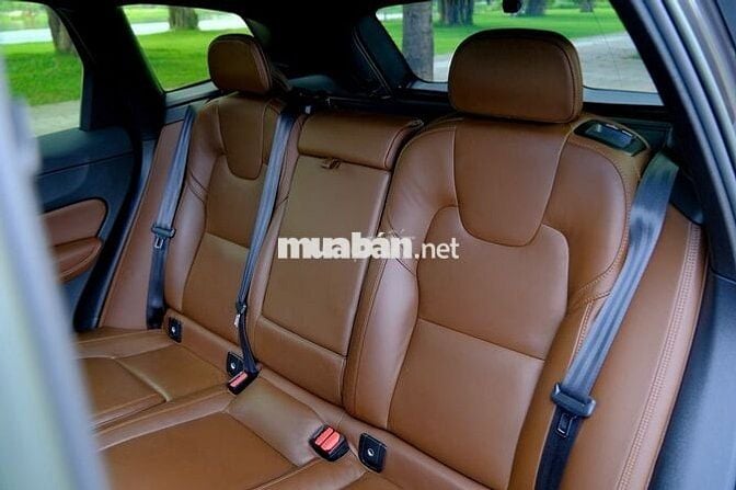 Volvo XC60 B6 2023 Xám Titan Nhập khẩu