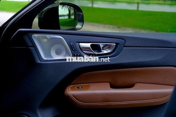 Volvo XC60 B6 2023 Xám Titan Nhập khẩu