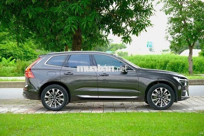 Volvo XC60 B6 2023 Xám Titan Nhập khẩu