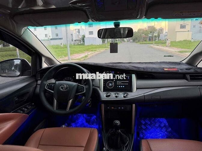 Toyota Innova 2017 Số sàn 8 chỗ Trắng