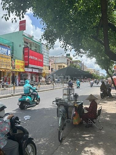 Bán nhà ngay chợ Nguyễn Sơn giá 13 tỷ 