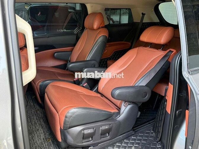KIA Carnival Premium 2024 7 chỗ Xám 21.000 km