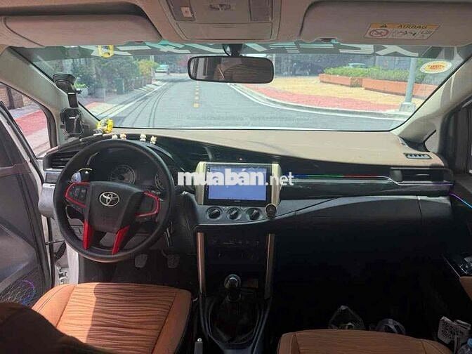 Toyota Innova 2.0E Trắng 8 chỗ Xăng