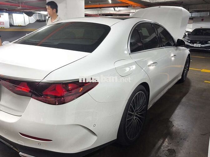Mercedes-Benz E300 AMG Trắng 3.882 km