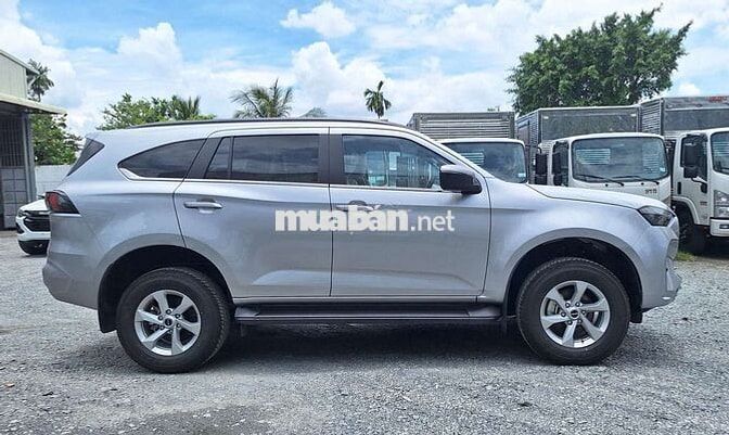 Isuzu Mu-x B7 số sàn 7 chỗ máy dầu 2025 gầm cao