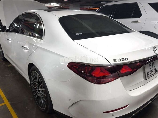Mercedes-Benz E300 AMG Trắng 3.882 km