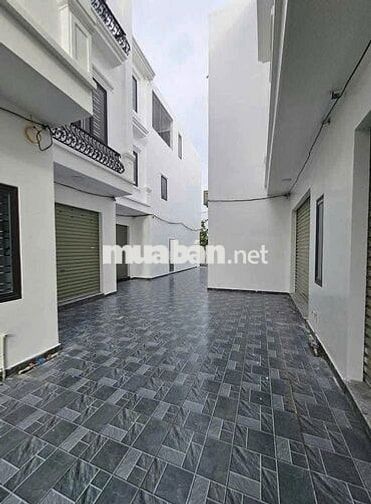 Bán căn nhà 3 tầng, vị trí đẹp, khu dân cư đông đúc, an ninh tốt.