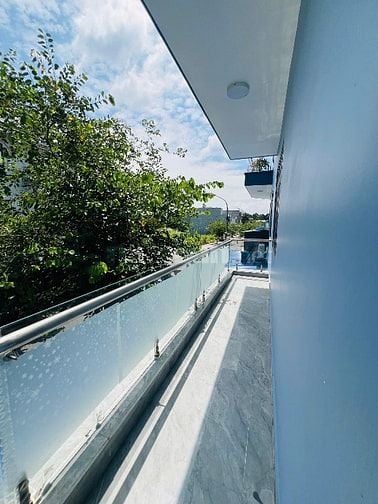 Cho thuê nhà đẹp 1 trệt 3 lầu  góc 2 mặt tiền KDC Bửu Long