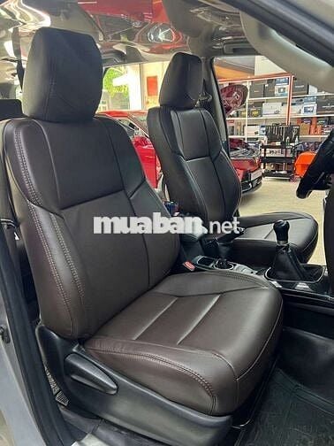 Toyota Fortuner ĐK 2017 Số sàn Bạc 7 chỗ