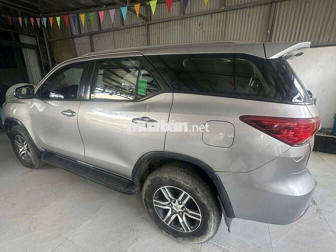 Toyota Fortuner ĐK 2017 Số sàn Bạc 7 chỗ