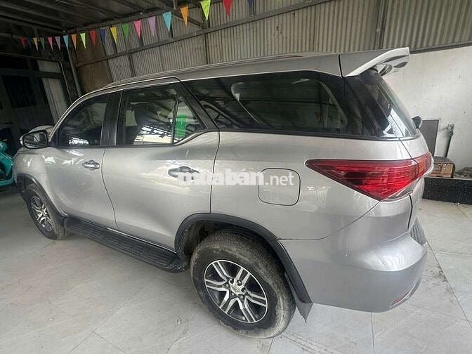 Toyota Fortuner ĐK 2017 Số sàn Bạc 7 chỗ