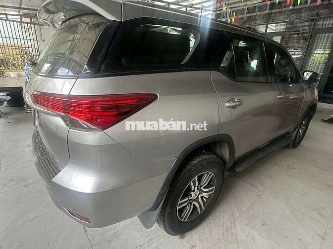 Toyota Fortuner ĐK 2017 Số sàn Bạc 7 chỗ