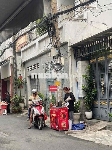 Bạn đồng hành bán mì trộn Hàn