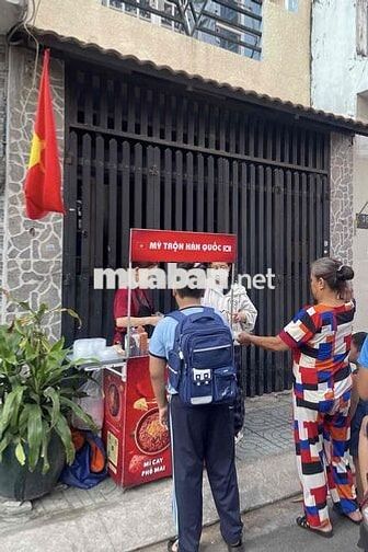 Bạn đồng hành bán mì trộn Hàn