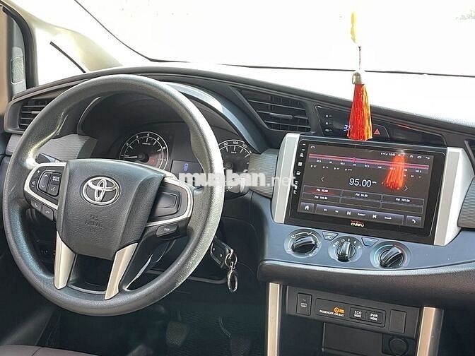 Toyota Innova 2017 7 chỗ số sàn Trắng