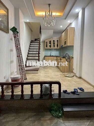 Cho thuê nhà Văn Cao 33m², 4,5 tầng, ô tô đỗ cửa, chỉ 13,5 triệu/tháng